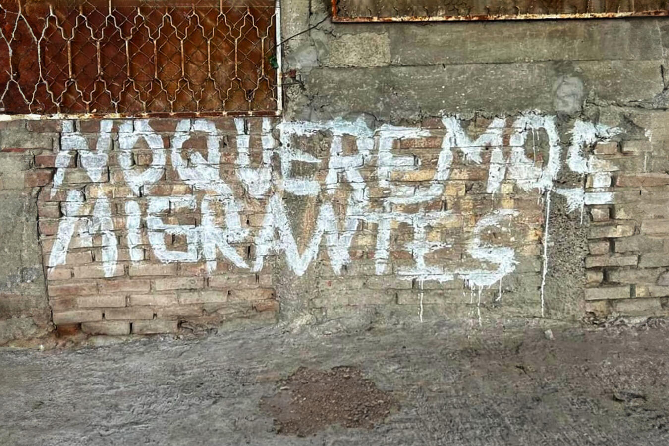 Pinta en muro de Col. Braulio Fernandez Aguirre Torreón, Coah. 27380 - Sept. 2023.