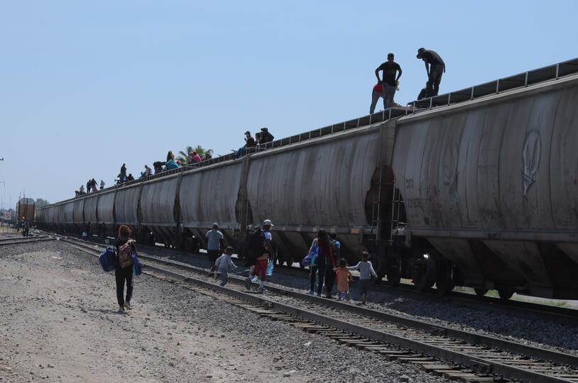 Migrantes recargando provisiones